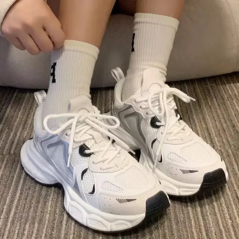 Baskets luxueuses blanches en maille respirante pour femmes, chaussures de sport d'été, de course, décontractées, de Fitness, vulcanisées, 2024