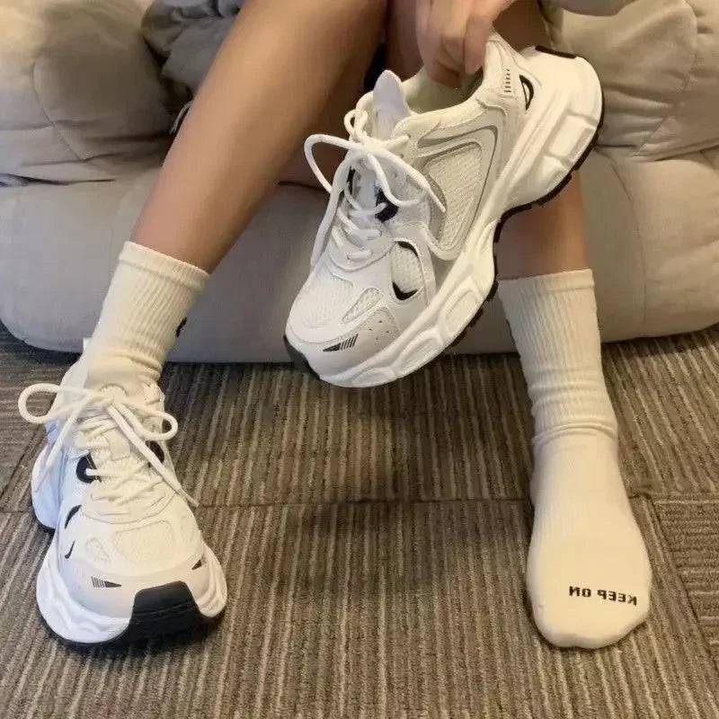 Baskets luxueuses blanches en maille respirante pour femmes, chaussures de sport d'été, de course, décontractées, de Fitness, vulcanisées, 2024