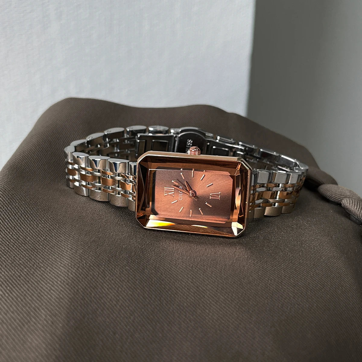 Montre rétro pour femmes, légère, de luxe, niche, art, haut de gamme, marque authentique, 2025